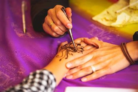 painting a hand with henna